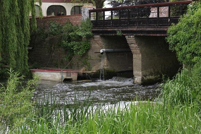 Use heavy leads to make sure your rig sits on the bottom of the river