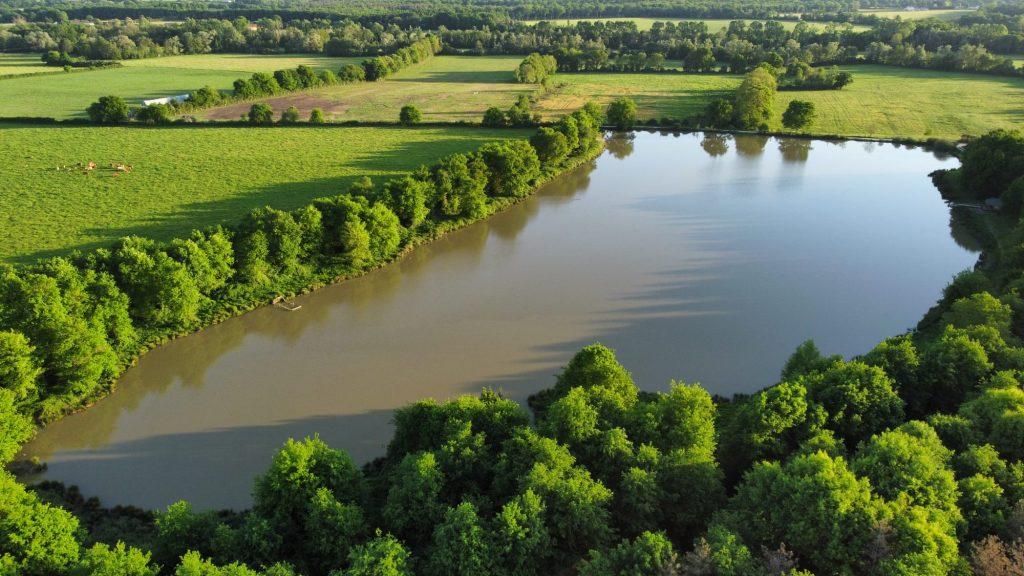 Maintaining oxygen levels a carp fishery in the summer