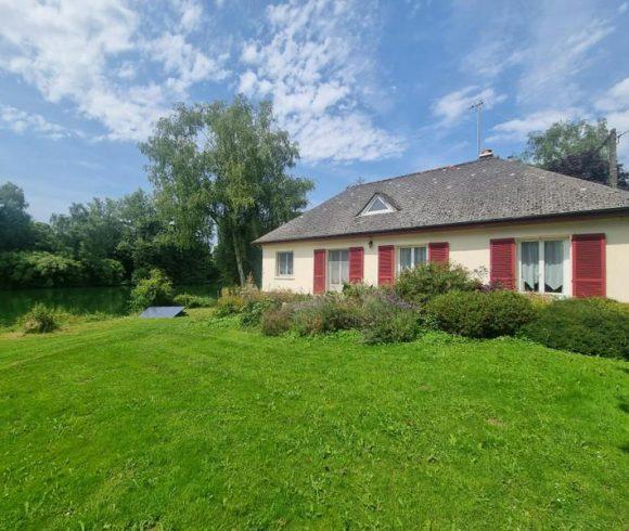 5 acre lake with 3 bedroom house in Mayenne Image
