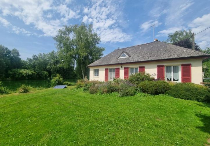 5 acre lake with 3 bedroom house in Mayenne Image