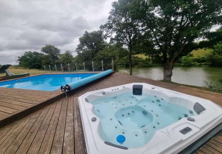 2.5 Acre Lakes in Mayenne with 3 Bed Luxury House Image