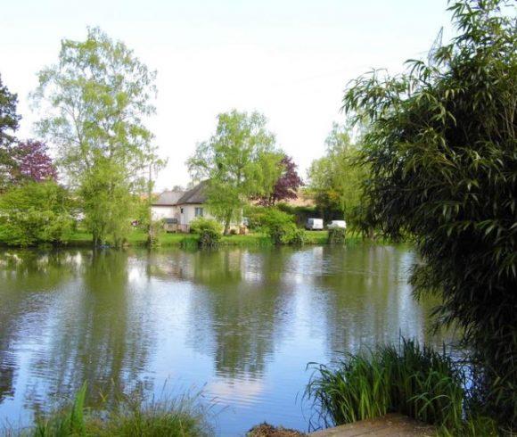 5 acre lake with 3 bedroom house in Mayenne Image