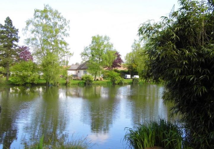 5 acre lake with 3 bedroom house in Mayenne Image