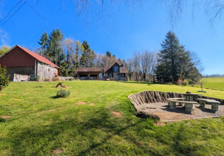 1.6 Acre Lake with 2 Bedroom Stone Cottage and Pool in Limousin Image