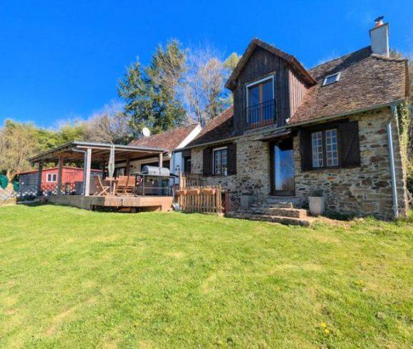 1.6 Acre Lake with 2 Bedroom Stone Cottage and Pool in Limousin Image