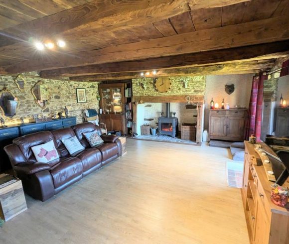 1.6 Acre Lake with 2 Bedroom Stone Cottage and Pool in Limousin Image