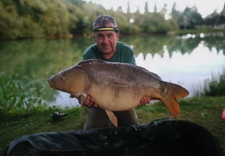 2.5-Acre Carp Fishing Venue with House, Gîte and Outbuildings – Mayenne Image