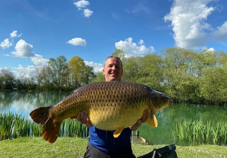 2.5-Acre Carp Fishing Venue with House, Gîte and Outbuildings – Mayenne Image