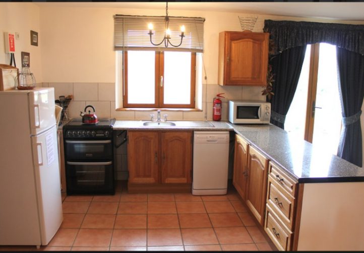 2.5-Acre Carp Fishing Venue with House, Gîte and Outbuildings – Mayenne Image