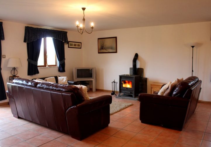 2.5-Acre Carp Fishing Venue with House, Gîte and Outbuildings – Mayenne Image