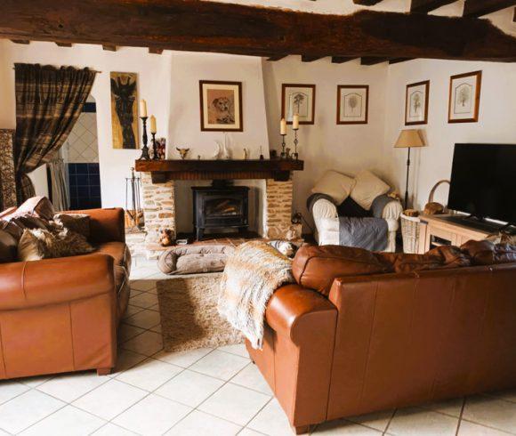 2.5-Acre Carp Fishing Venue with House, Gîte and Outbuildings – Mayenne Image