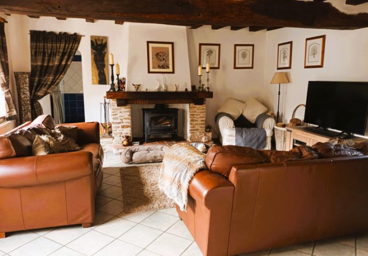 2.5-Acre Carp Fishing Venue with House, Gîte and Outbuildings – Mayenne Image