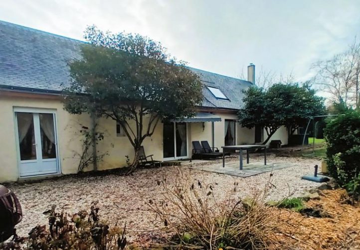 2.5-Acre Carp Fishing Venue with House, Gîte and Outbuildings – Mayenne Image