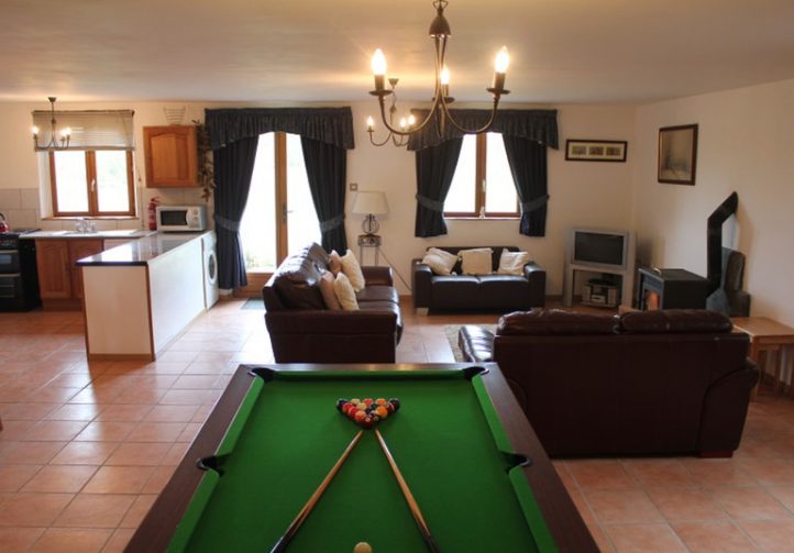 2.5-Acre Carp Fishing Venue with House, Gîte and Outbuildings – Mayenne Image