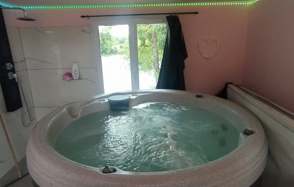 7.4 Acre Lake with Accommodation in the Dordogne Image