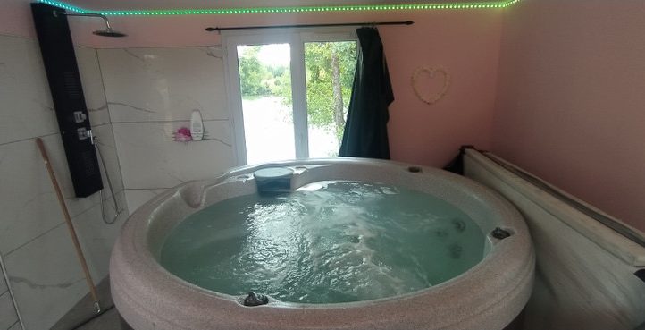 7.4 Acre Lake with Accommodation in the Dordogne Image