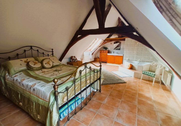 2.5-Acre Carp Fishing Venue with House, Gîte and Outbuildings – Mayenne Image