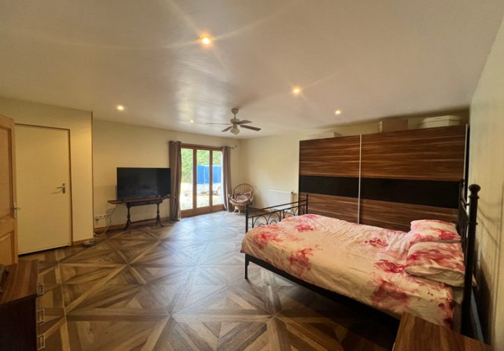 6-Bed House + 2 Gîtes, Lakes & River Frontage -Charente-Maritime Image