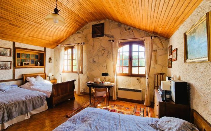 Charming Property with Barn and Lake – Dordogne Image