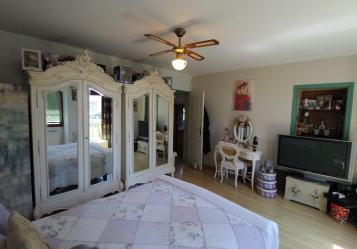 Farmhouse with 12 Lake, Gîtes & Outbuildings – Poitiers Image