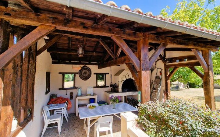 Charming Property with Barn and Lake – Dordogne Image