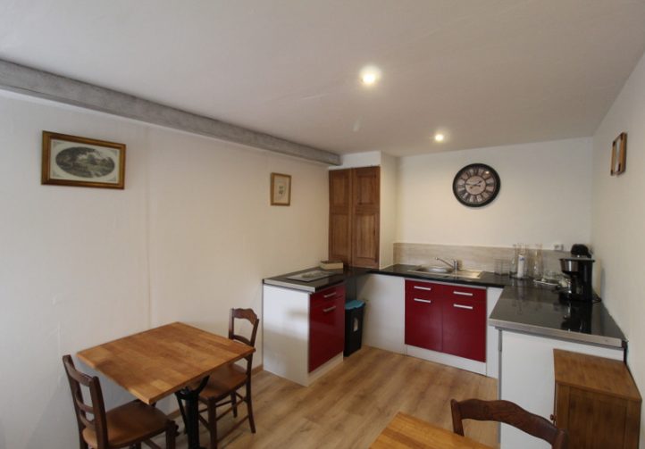 Farmhouse with 12 Lake, Gîtes & Outbuildings – Poitiers Image