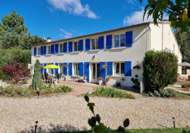 6-Bed House + 2 Gîtes, Lakes & River Frontage -Charente-Maritime Image