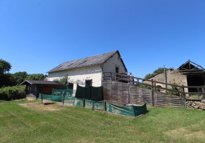 Farmhouse with 12 Lake, Gîtes & Outbuildings – Poitiers Image