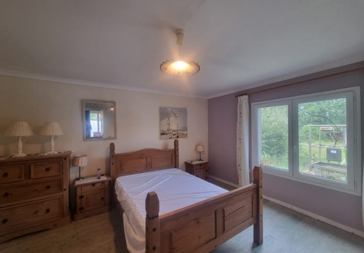 Character Property with Lake, Pool and Tennis Court – Mayenne Image