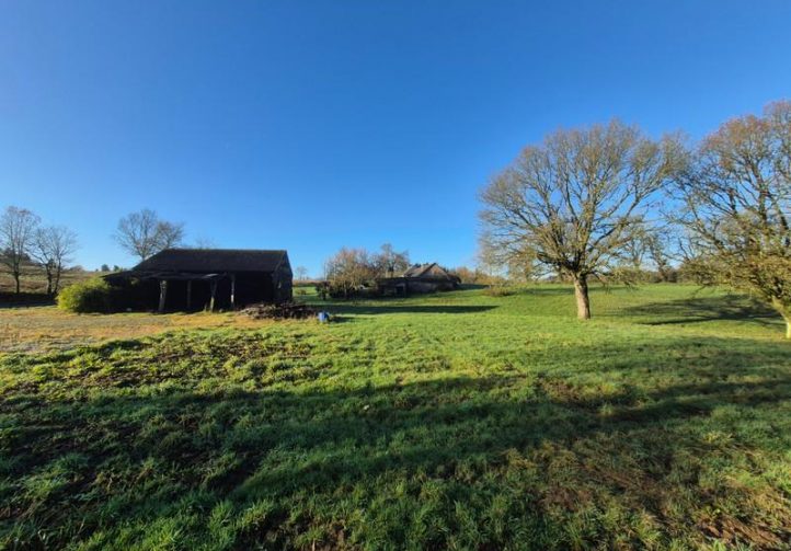 Equestrian Estate with Breton Longère, Lake and Outbuildings Image