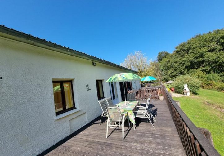 6-Bed House + 2 Gîtes, Lakes & River Frontage -Charente-Maritime Image