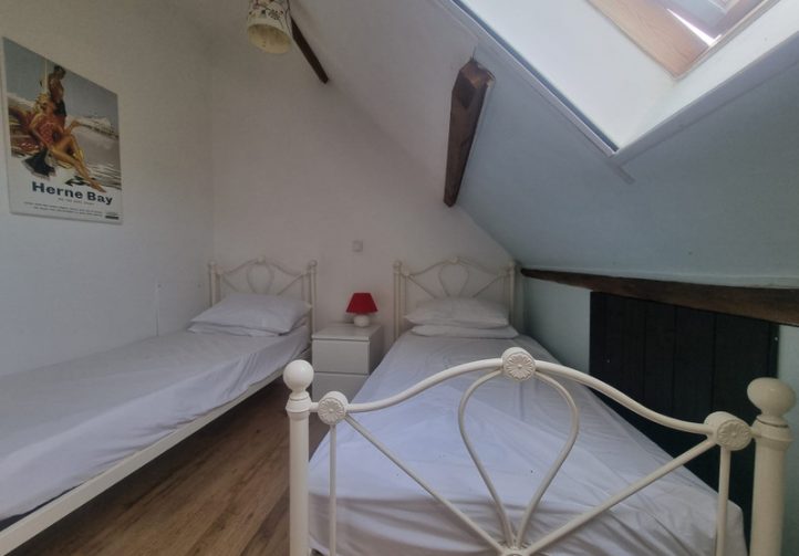 Character Property with Lake, Pool and Tennis Court – Mayenne Image