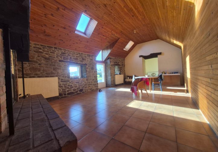 Equestrian Estate with Breton Longère, Lake and Outbuildings Image