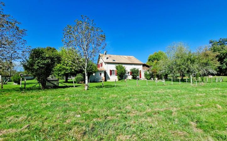 Charming Property with Barn and Lake – Dordogne Image