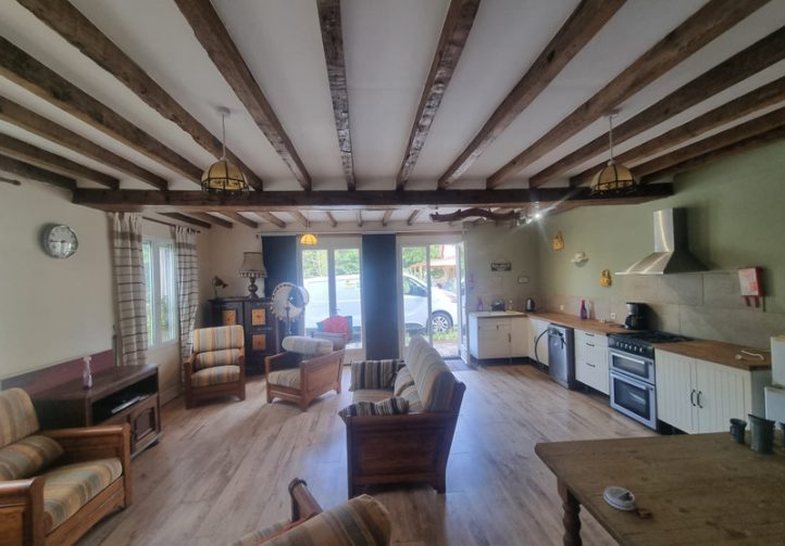 Character Property with Lake, Pool and Tennis Court – Mayenne Image