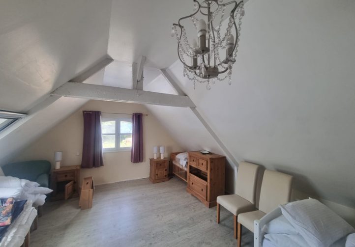 Character Property with Lake, Pool and Tennis Court – Mayenne Image