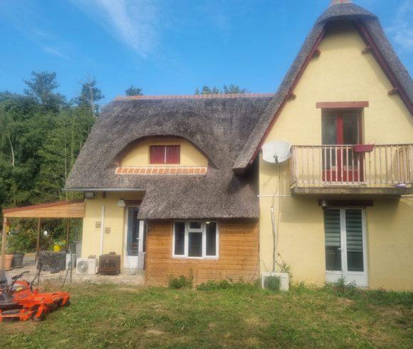 Character Property with Lake, Pool and Tennis Court – Mayenne Image