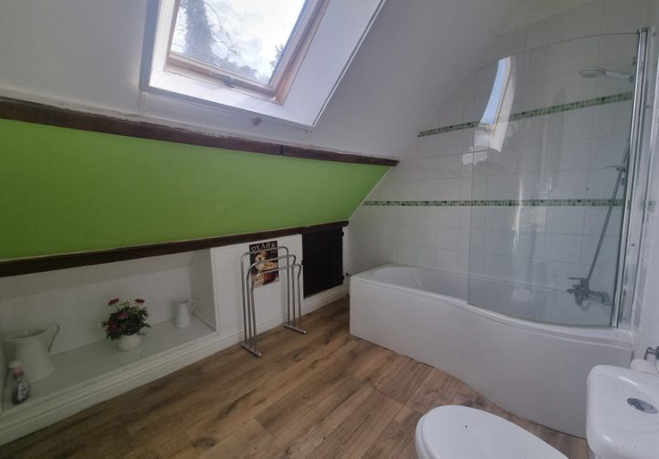 Character Property with Lake, Pool and Tennis Court – Mayenne Image