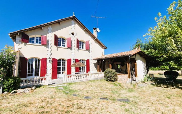 Charming Property with Barn and Lake – Dordogne Image