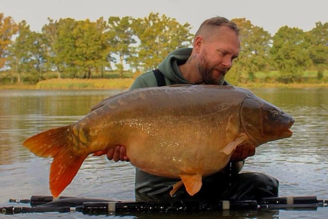 lakes in France with an existing stock of carp