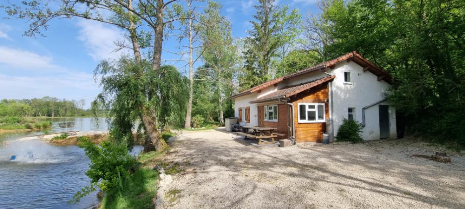 carp lakes in France with accommodation