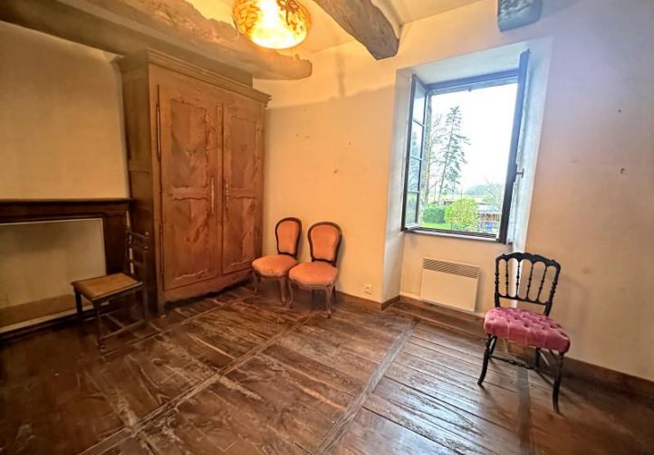 Farmhouse with Private Lake & Gîte Potential in Guilliers, Morbihan Image