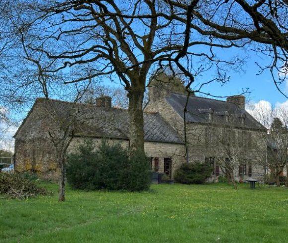 Farmhouse with Private Lake & Gîte Potential in Guilliers, Morbihan Image