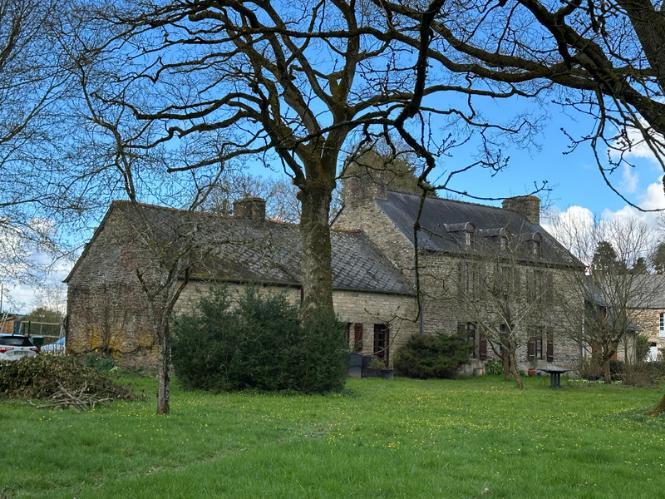 Farmhouse with Private Lake & Gîte Potential in Guilliers, Morbihan Image